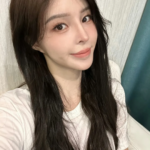 写真一姐直播展示身材和脸蛋，不料美颜特效掉落，露出真面目，引发网友热议！