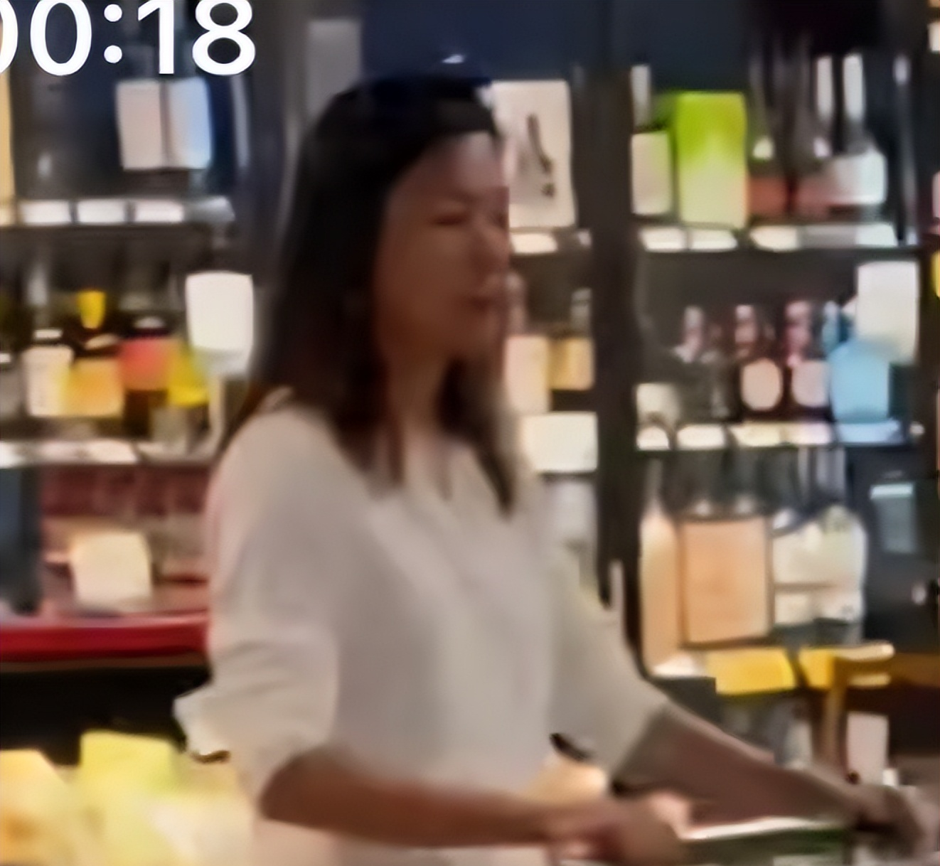 徐静蕾黄立行美国逛超市	，她推购物车跟男友身后，皮肤黝黑很健康_徐静蕾黄立行美国逛超市，她推购物车跟男友身后	，皮肤黝黑很健康_